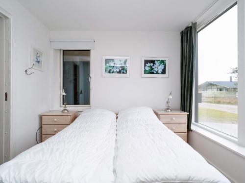 - une chambre avec un grand lit et une fenêtre dans l'établissement Holiday home Gilleleje VII, à Gilleleje