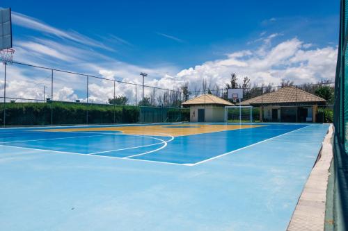 a blue basketball court with a basketball hoop at VG Sun Cumbuco Sea Breeze Vista Mar in Cumbuco