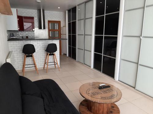 un salon avec un canapé et une table dans l'établissement Appartement cosy avec jardin près du port et des plages à Capbreton - FR-1-239-905, à Capbreton