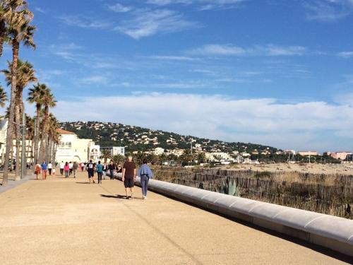 Photo de la galerie de l'établissement Charmant 2 pièces avec mezzanine, parking, à 300m de la plage et commerces - FR-1-338-502, à Sète