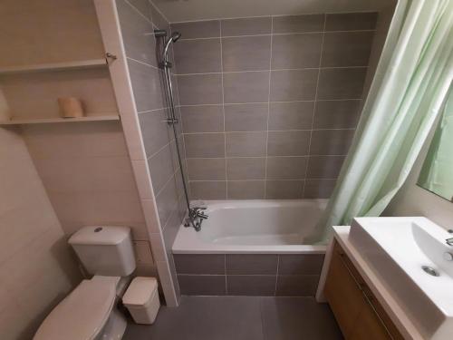 ein Badezimmer mit einer Badewanne, einem WC und einem Waschbecken in der Unterkunft Appartement Bayonne, 1 pièce, 2 personnes - FR-1-239-906 in Bayonne