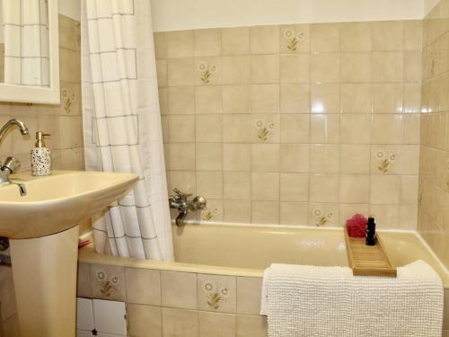 La salle de bains est pourvue d'un lavabo et d'une baignoire. dans l'établissement Appartement Villeneuve-Loubet, 1 pièce, 2 personnes - FR-1-252A-99, à Villeneuve-Loubet