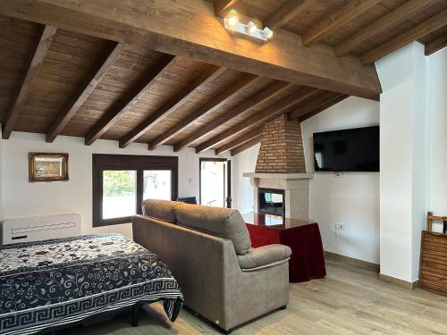 TV a/nebo společenská místnost v ubytování Apartamentos A Fala en Trevejo y San Martin de Trevejo, Sierra de Gata