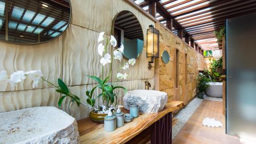 uma casa de banho com um lavatório e um balcão com flores em Baan Tao Talay - by Sublime Samui Villas em Lipa Noi