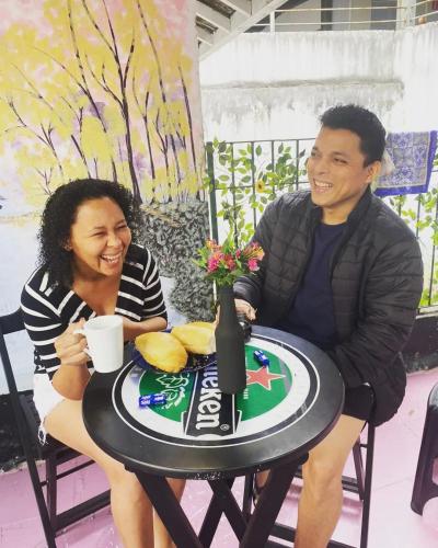 een man en een vrouw aan een tafel bij Varandas da Paulista in Sao Paulo