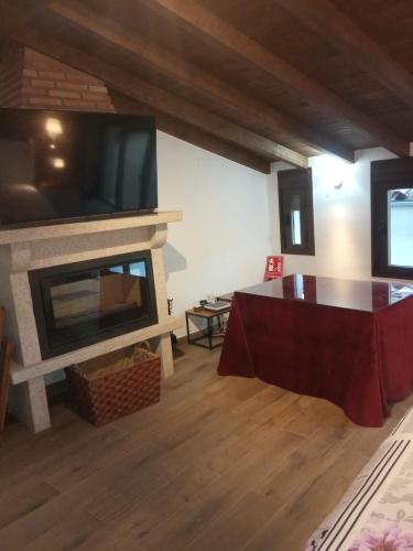 TV a/nebo společenská místnost v ubytování Apartamentos A Fala en Trevejo y San Martin de Trevejo, Sierra de Gata