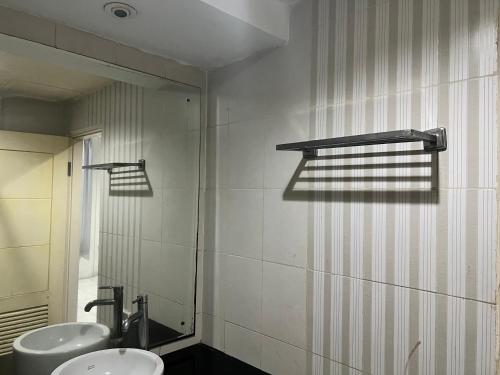 ein Badezimmer mit 2 Waschbecken und einem Spiegel in der Unterkunft OYO 92472 Tri Homestay 