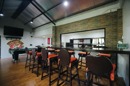 - un bar avec des chaises et une table dans une pièce dans l'établissement Baan Suan Wassana, à Buriram