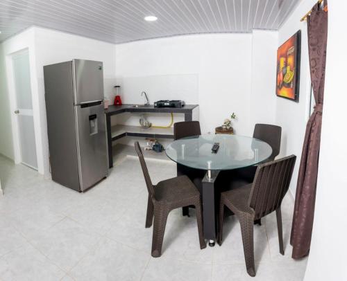 譚岡加的住宿－Magic horizont，厨房配有桌椅和冰箱。