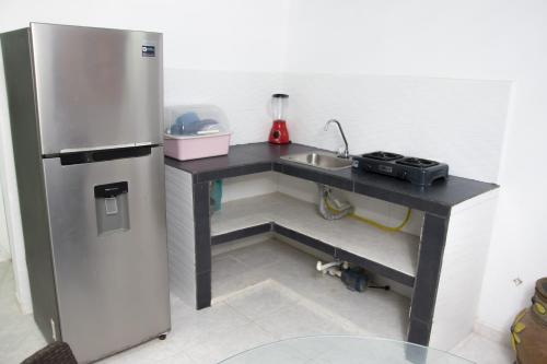 uma pequena cozinha com um lavatório e um frigorífico em Magic horizont em Taganga