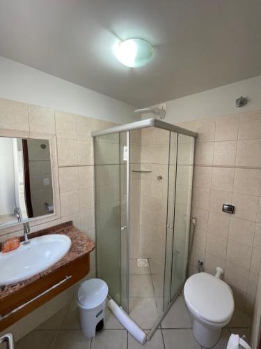 uma casa de banho com um chuveiro, um WC e um lavatório. em Pousada Laranja - Nova Administração em Natal