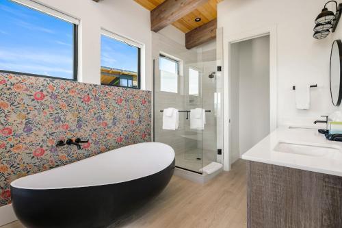 a bathroom with a black and white tub and a sink at Barrel Ridge at Suncadia in Cle Elum