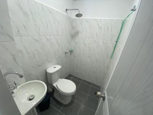 une petite salle de bain avec toilettes et lavabo dans l'établissement Magic horizont, à Taganga