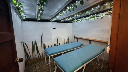 una camera con due panche blu e un tavolo con piante di Casa campestre mediterraneo a Barichara