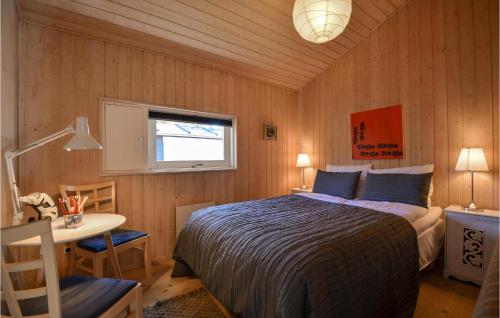 エーベルトフトにある4 Bedroom Beach Front Home In Ebeltoftのベッドルーム1室(ベッド1台、テーブル、窓付)