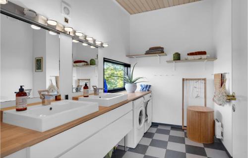 Koupelna v ubytování Nice Home In Ebeltoft With Kitchen