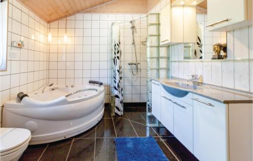 Bilik mandi di Lovely Home In Sklskr With Kitchen