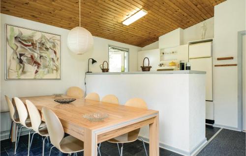 Kuchyň nebo kuchyňský kout v ubytování Holiday Home Mads's Plantage Hadsund Denm