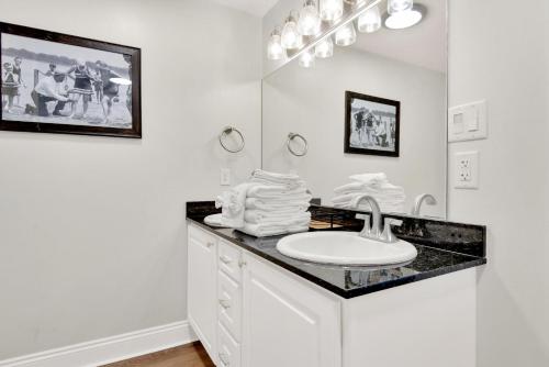 ein weißes Badezimmer mit einem Waschbecken und einem Spiegel in der Unterkunft Calypso 2-1502 West in Panama City Beach