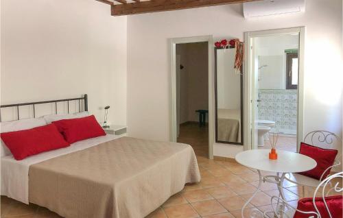 - une chambre avec un lit doté d'oreillers rouges et d'une table dans l'établissement Nice Home In Macerata With Wifi, à Macerata