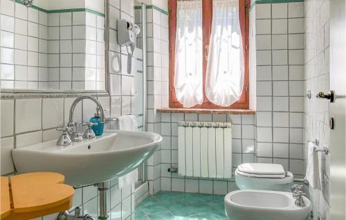 La salle de bains est pourvue d'un lavabo et de toilettes. dans l'établissement Nice Home In Macerata With Wifi, à Macerata