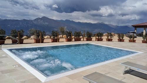 een zwembad met bergen op de achtergrond bij Agricampeggio La Part ONLY CAMPER in San Zeno di Montagna