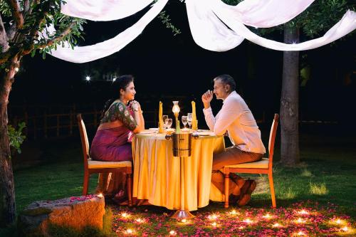 Nápoje v ubytování MODHERA SUNRISE RESORT - Tents Bhungas Jungle Restaurants & Candlelight Dining
