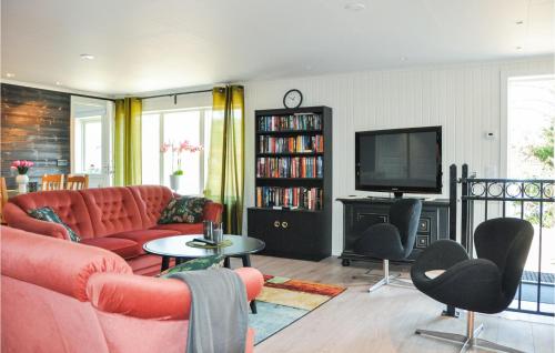 Una sala de estar con un sofá rojo y un televisor. en Nice Apartment In Lima With Wifi, en Lima