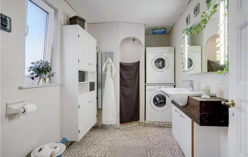 y baño con lavadora y lavamanos. en Pet Friendly Home In Roslev With Wifi en Roslev