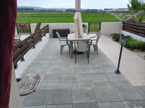 Balkoni atau teres di Beautiful 2-Bed House in Mandria paphos