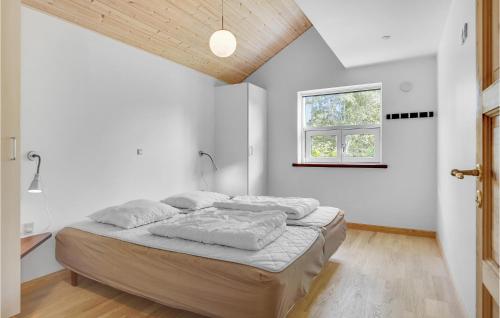 HelberskovにあるAmazing Home In Hadsund With 5 Bedrooms, Sauna And Wifiの窓付きのベッドルーム1室(大型ベッド1台付)