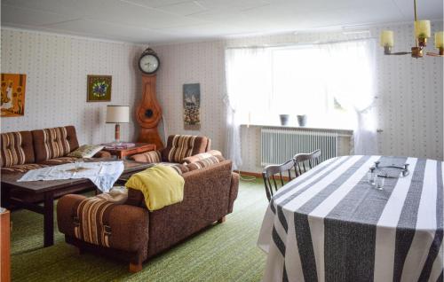 Posezení v ubytování Stunning Home In Rrvik With Kitchen