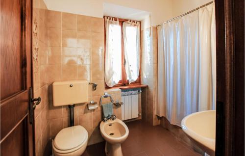 uma pequena casa de banho com WC e lavatório em Nice Home In Colle Di Buggiano With Kitchen em Colle di Buggiano