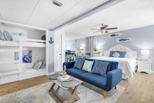 ein Schlafzimmer mit einem blauen Sofa und einem Bett in der Unterkunft Long Beach Resort 1-1300E in Panama City Beach