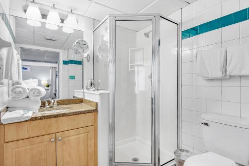 ein Bad mit einer Dusche und einem Waschbecken in der Unterkunft Long Beach Resort 1-1300E in Panama City Beach