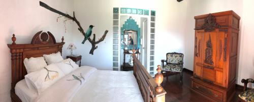 1 dormitorio con cama, tocador y espejo en Hotel Boutique Casa de Hacienda Su Merced, en Puembo