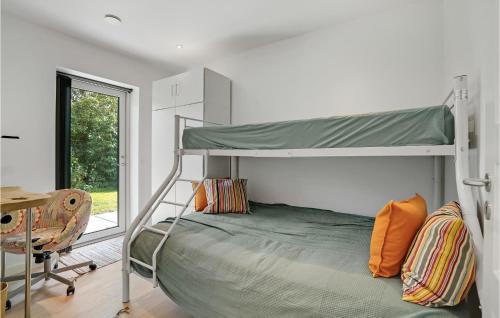 een slaapkamer met een stapelbed en een bureau bij Cozy Home In Vordingborg With Jacuzzi in Vordingborg