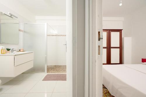 Koupelna v ubytování Suite cosy avec jacuzzi et jardin - BED AND COFFEE CITY