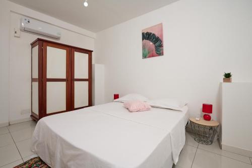 Postel nebo postele na pokoji v ubytování Suite cosy avec jacuzzi et jardin - BED AND COFFEE CITY