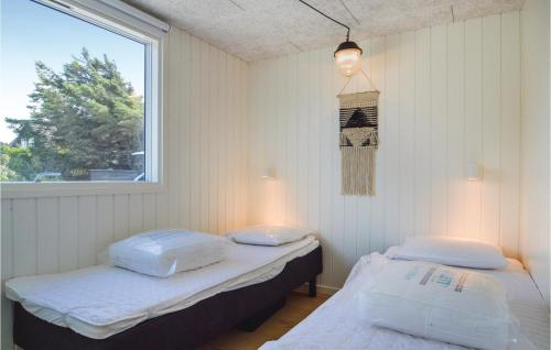 - 2 lits jumeaux dans une chambre avec fenêtre dans l'établissement Stunning Home In Blokhus With Indoor Swimming Pool, à Blokhus