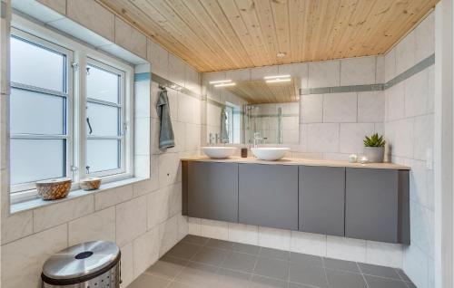 艾勒斯克賓的住宿－Nice Home In rskbing With Kitchen，一间带两个盥洗盆和窗户的浴室