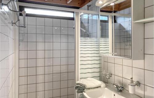 Bovenwezet的住宿－Lovely Home In Rekem-lanaken With Wifi，白色瓷砖浴室设有水槽和镜子