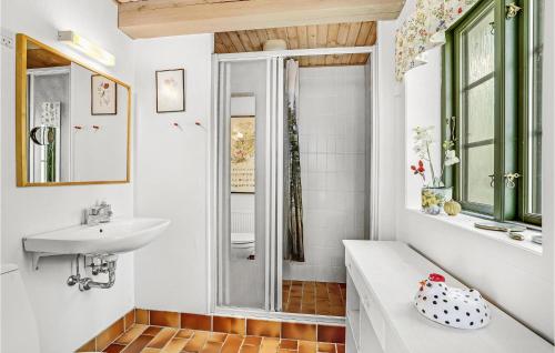 y baño con bañera y lavamanos. en Beautiful Home In ster Ulslev With Kitchen, en Øster Ulslev