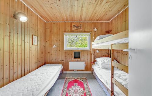 MartofteにあるBeautiful Home In Martofte With Kitchenのベッドルーム1室(二段ベッド2台、窓付)が備わります。