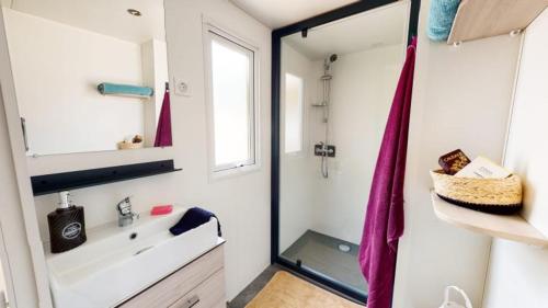 Ένα μπάνιο στο Camping Officiel Siblu Le Marisol