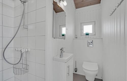 ロンストラップにあるGorgeous Home In Hjrring With Saunaの白いバスルーム(トイレ、シンク付)