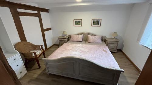 um quarto com uma cama grande e duas mesas de cabeceira em Zur alten Eiche em Guhrow