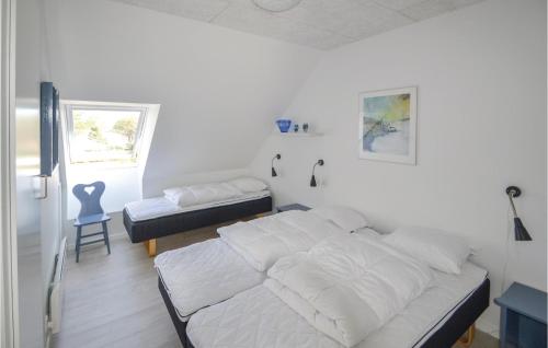 ein weißes Schlafzimmer mit einem Bett und einem Stuhl in der Unterkunft Lovely Home In Allingbro With Kitchen in Allingåbro