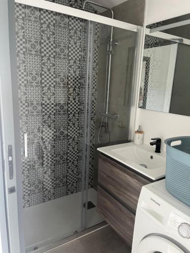 een badkamer met een douche, een toilet en een wastafel bij La landaise in Dax