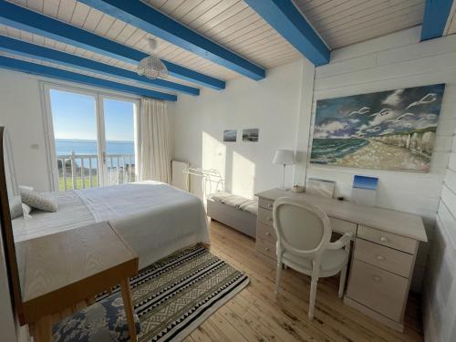 a bedroom with a bed and a desk and a window at SERENITY VIEW Villa face mer aux magnifiques couchers de soleil in Boulogne-sur-Mer